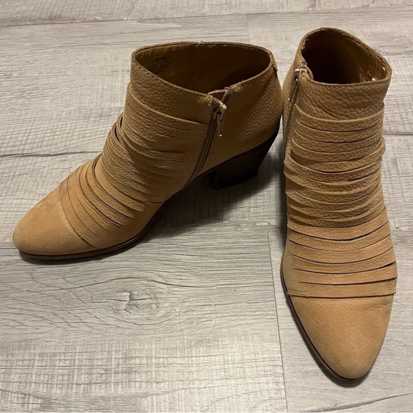 Lucky Brand leather slit front heeled ankle boots size 9.5 - Picture 6 of 13